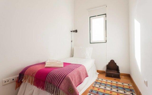 Bright and Airy Apt with balcony by LCH
