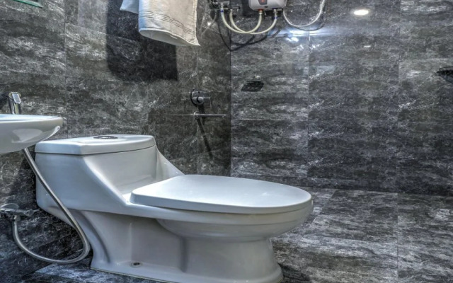 Rain Tr33 Hotel by OYO Rooms