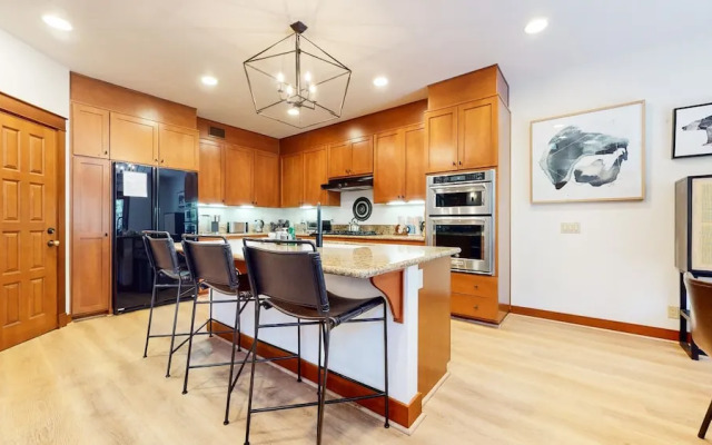 Timbers 6 Updated and Pet-Friendly, Private Jacuzzi, Private Garage by RedAwning