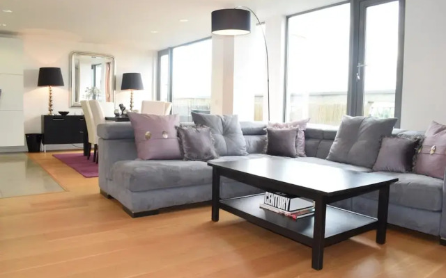 Spacious 2 Bedroom Penthouse in Islington