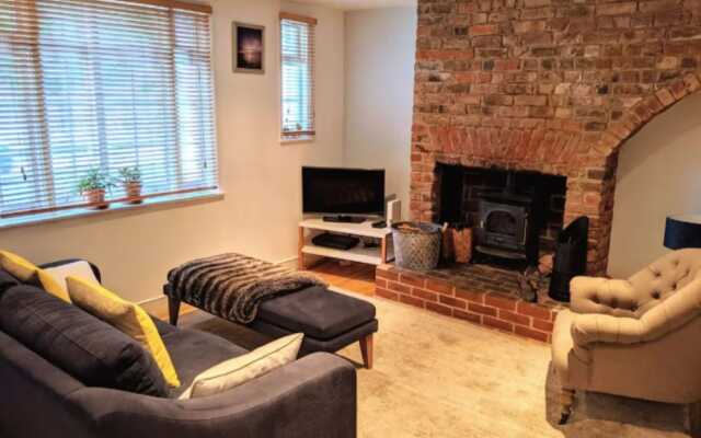 Contemporary 2 Bedroom Cosy Cottage