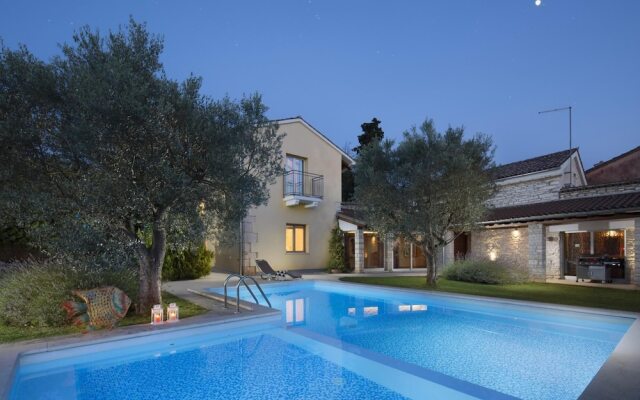Art Villa Sis With Private Pool