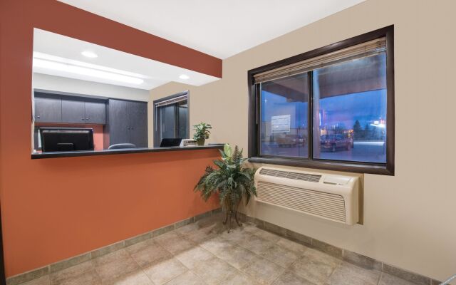 Super 8 by Wyndham Warroad