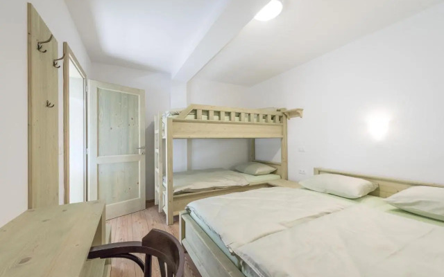Apartments and rooms Tolc