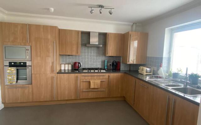 The Duplex Nairn- Spacious 3 Bedroom with sunny balcony