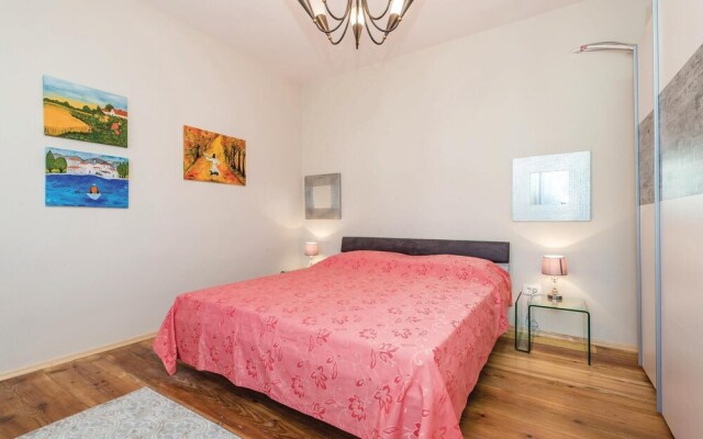 Amazing Home in Icici With Wifi and 5 Bedrooms