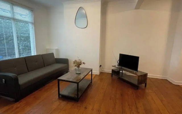 House - Sleeps 6 - Garden - Parking