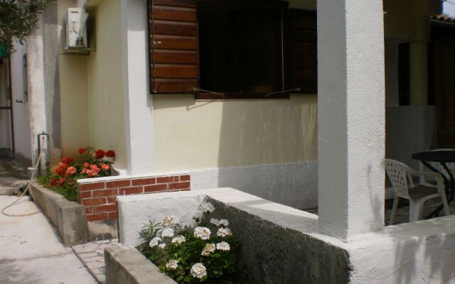 Apartment Vito - 10 m from sea: A1 Brodarica, Riviera Sibenik