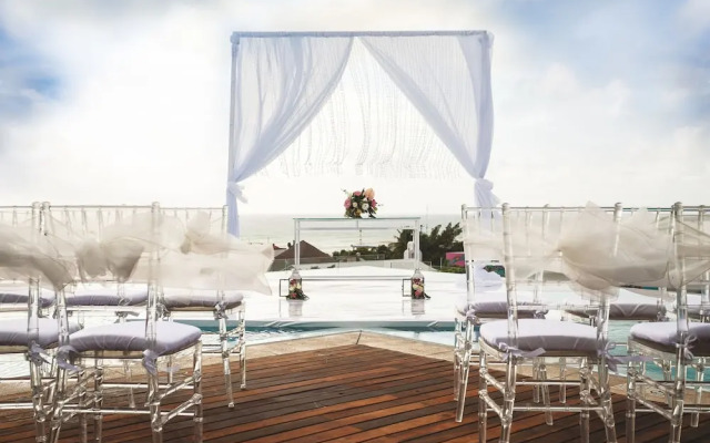 The Fives Travelers at the Fives Downtown by Ypj