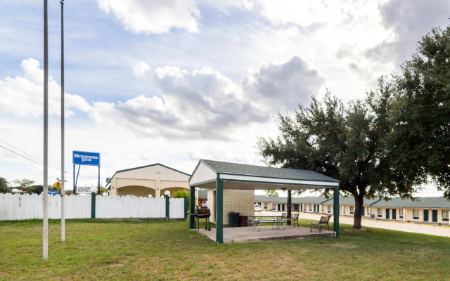 Three Rivers Executive Inn & Suites By OYO