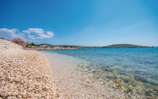Beautiful Home in Muline With Wifi and 4 Bedrooms