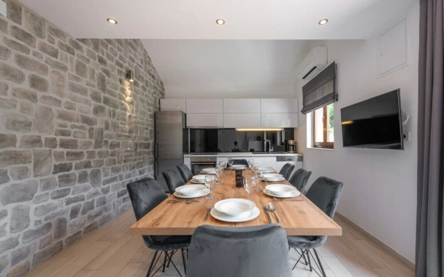 Stylish Home With Private Heated Pool Basketball Court