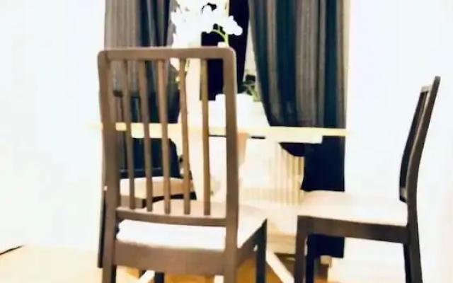 Family 5BR Apt Near Augarten Garden