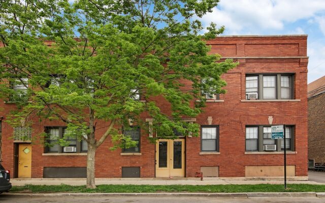 3BR Comfy Apt in Logan Square