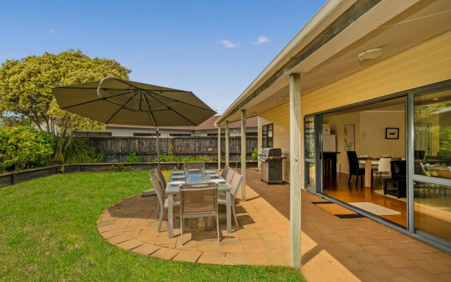 Kowhai Corner - Matarangi Holiday Home