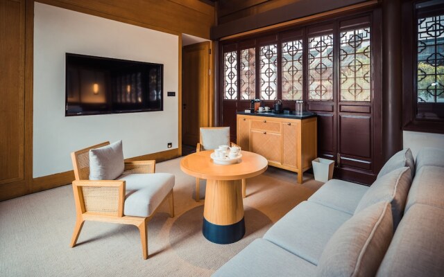 Yihe lake shore Hotspring