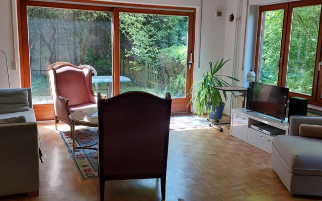 EG-Zimmer mit Bad und Terrasse