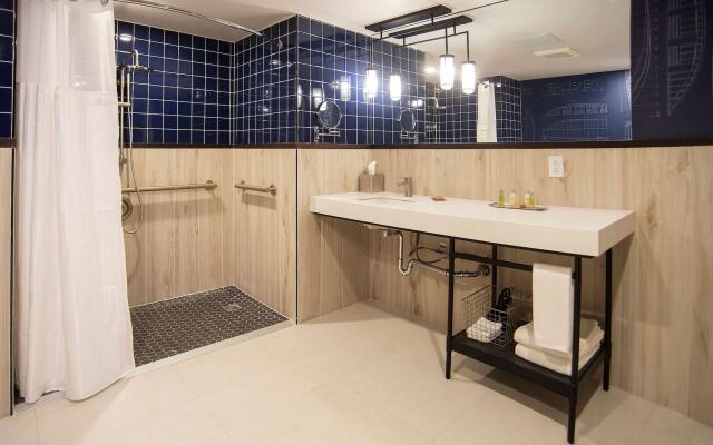 DoubleTree by Hilton St. John's Harbourview