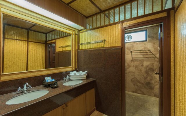 Coral Hotel Bangsaphan