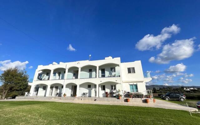 White House studio with sea view and parking