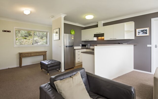 Caribou 3 - Modern & spacious with views over Lake Jindabyne