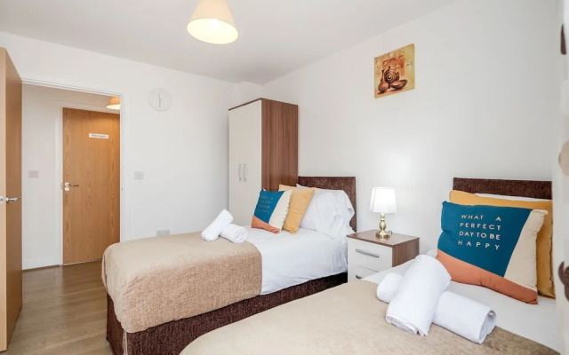 Impeccable 2-bed Apartment in Romford