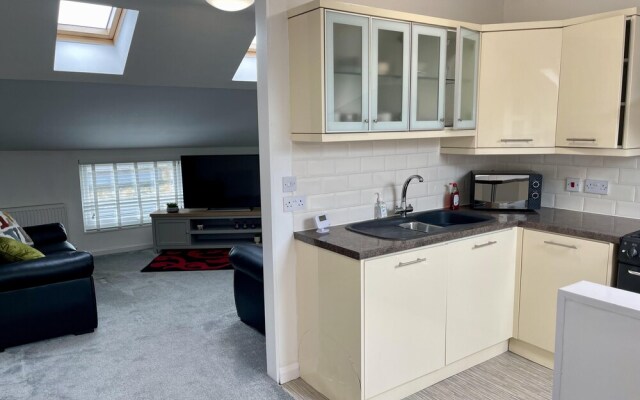 Impeccable 2-bed Apartment in Scarborough