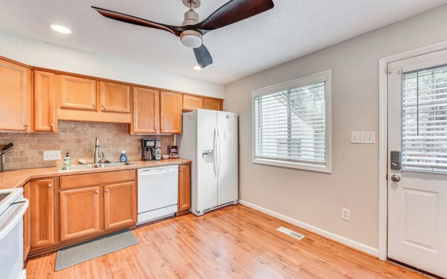 Pet-friendly Charlotte Home w/ Deck Near Uptown!