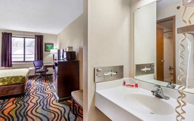 Econo Lodge Inn & Suites Oconto