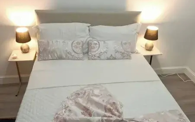Modern & Stylish Retreat 15 Mins to Central London
