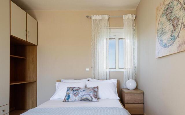 Villa Evie's -Spacious -4 apt'ς -with heated pool