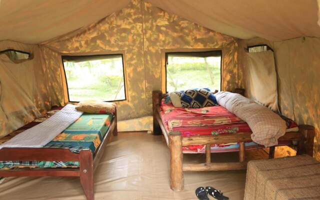 Room in B&B - Red Rocks Rwanda - Safari Tent Twin