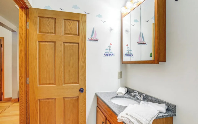Near Saugatuck Dunes: Pet-friendly Fennville Home!