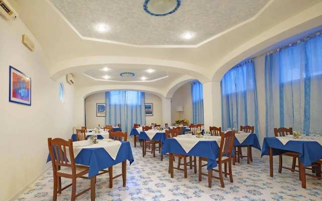 Iris Hotel