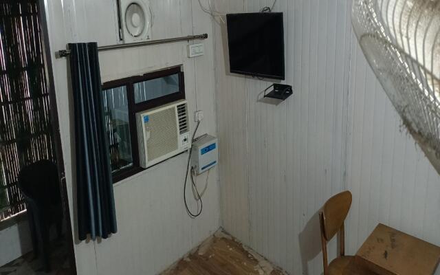 OYO HOME 84041 Hotel Friontier