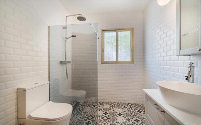 Villa Mimosa sleeps 8 with Guest house.