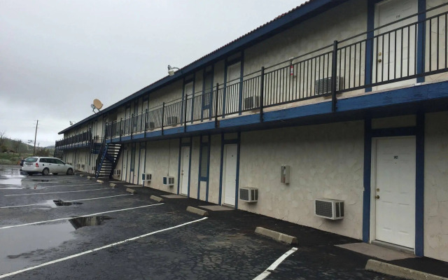 Golden Hills Motel