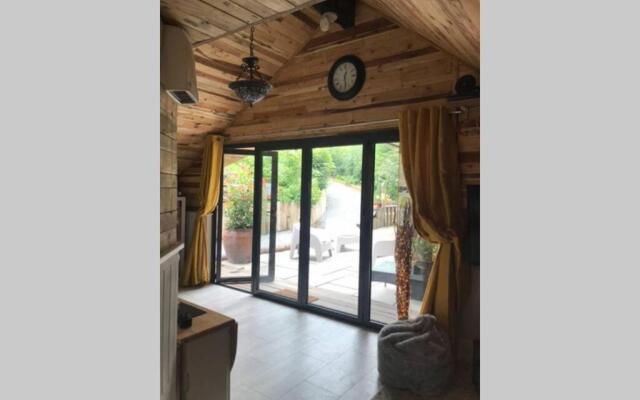 The Shed . A cosy, peaceful, 96% recycled, chalet.