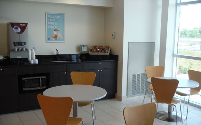 Motel 6 Kingston, ON