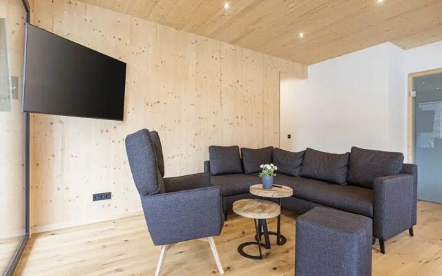 Spacious Apartment With Pool