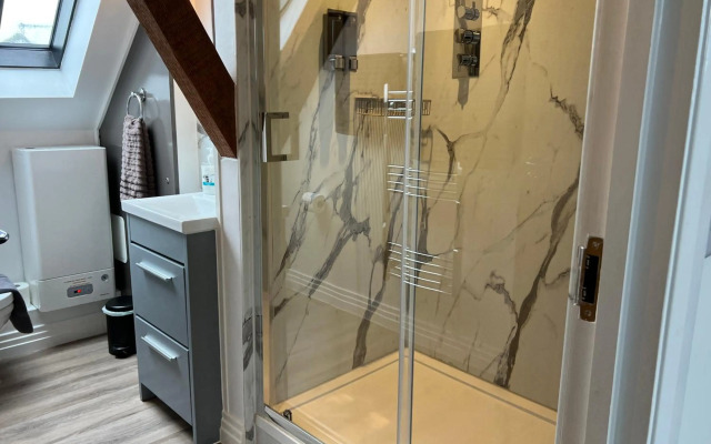 Delightful 1 bedroom Split-Level Apt in Glastonbury Town Centre