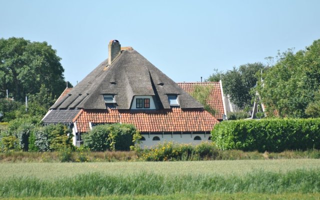 Lovely Child-friendly Holiday Home in Texel near Sea
