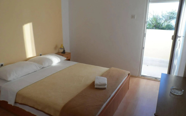 Rooms and apartments Galeb