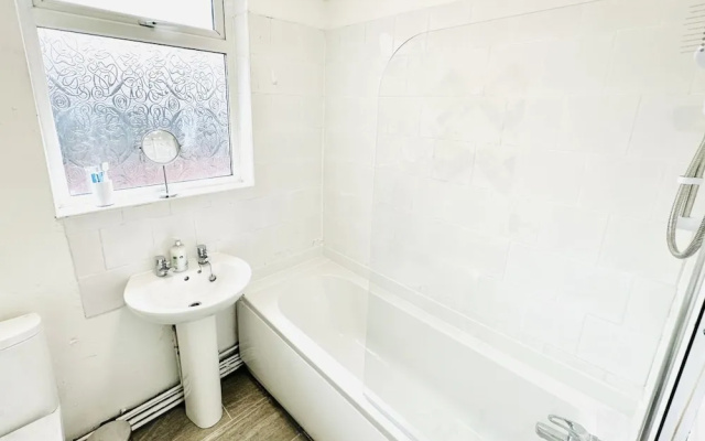 Beautiful 3-bed Apartment With Driveway Parking