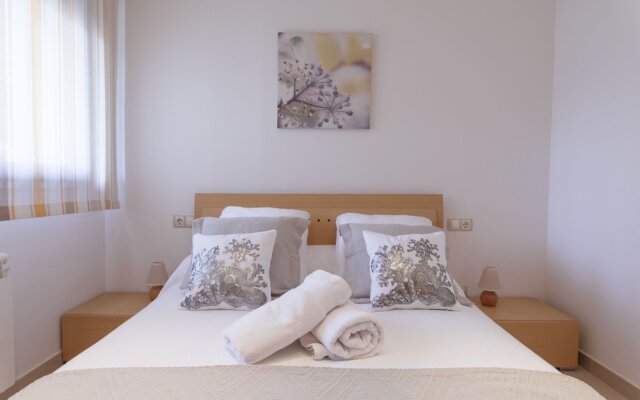 T&H Les Ones Family Apartments
