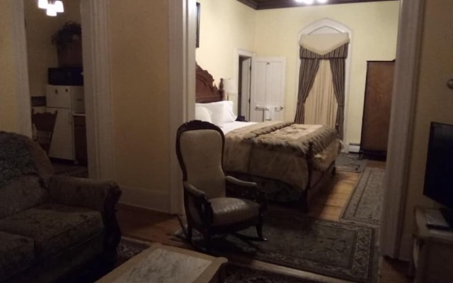 The Carriage House Inn