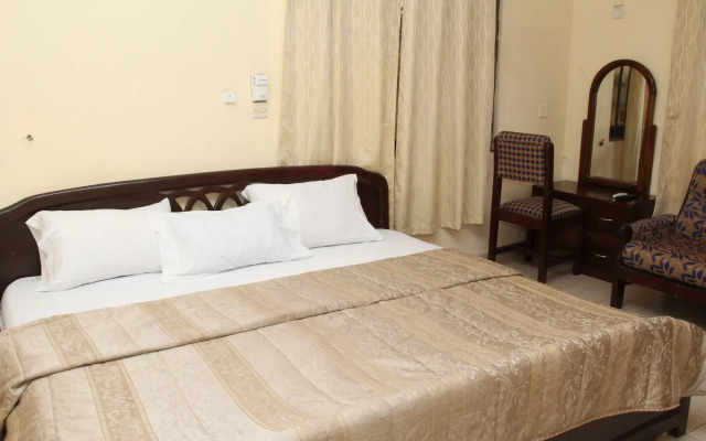 Vis-A-Vis Hotel