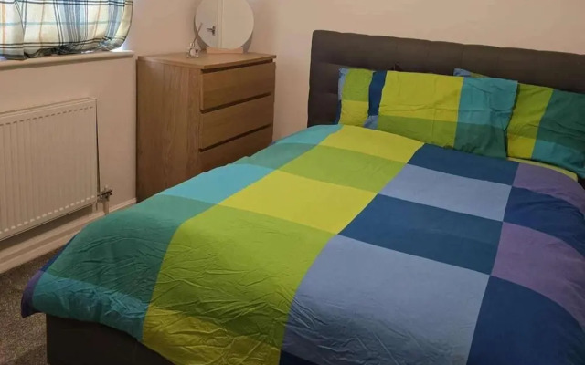 Milton Keynes - Sleeps 6 - Free Parking