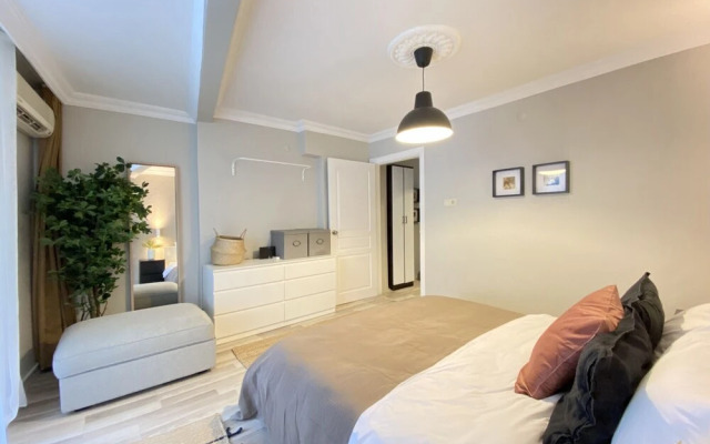 Central and Charming Flat With Balcony in Sisli