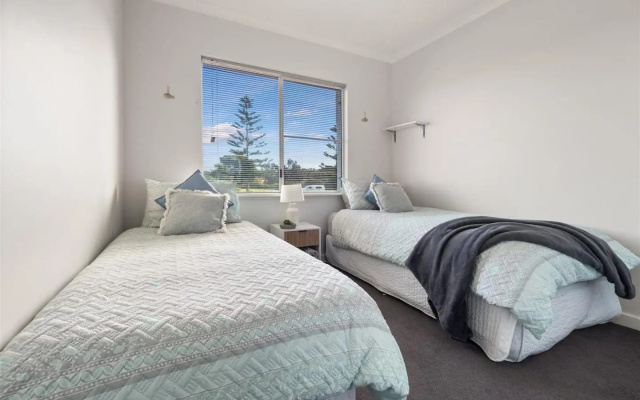 Canal Home -Close to Beach and City Centre – Guest Rooms – Halls Head